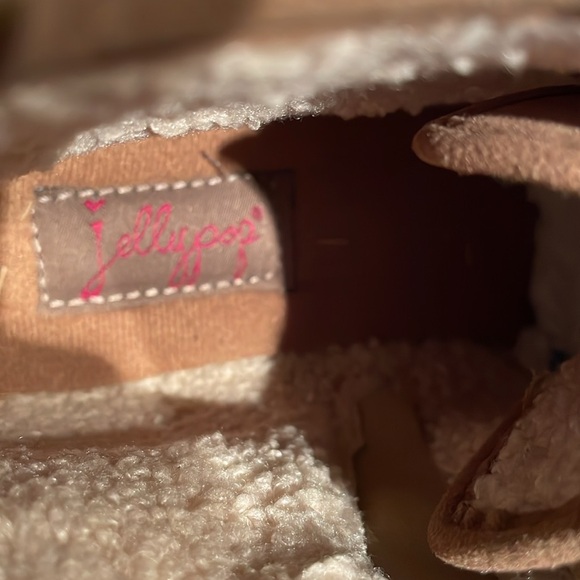 Jellypop woman’s tan faux suede ankle boots. Inside has faux fur. Size 7.5 - Picture 8 of 8
